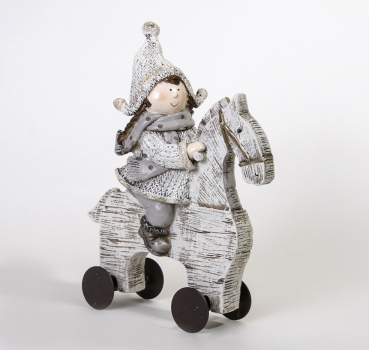 Winterkind Mädchen auf einem Schaukelpferd 20,5x16x6 cm
